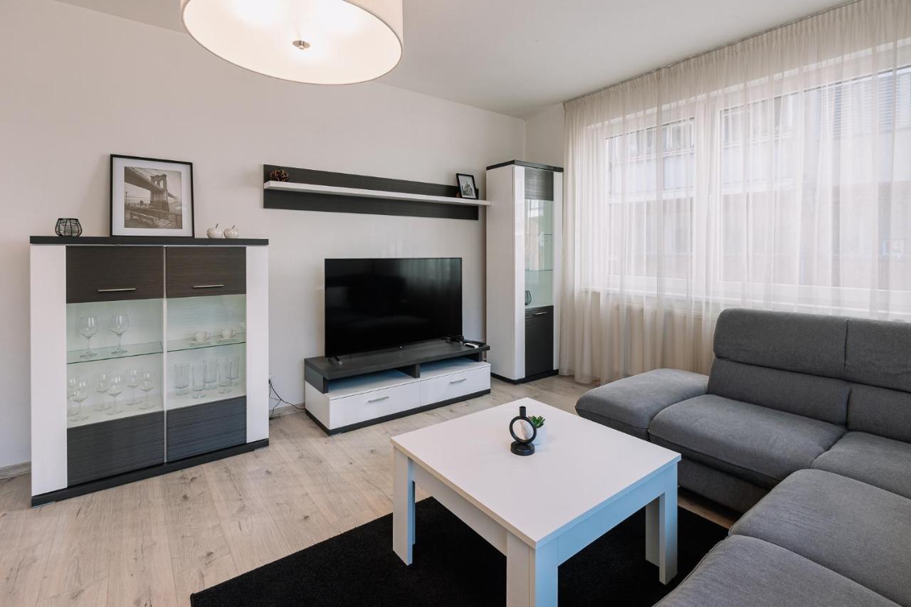 Skau 1 Old Town Family & Business Apartment Free Parking Bratislava Bagian luar foto