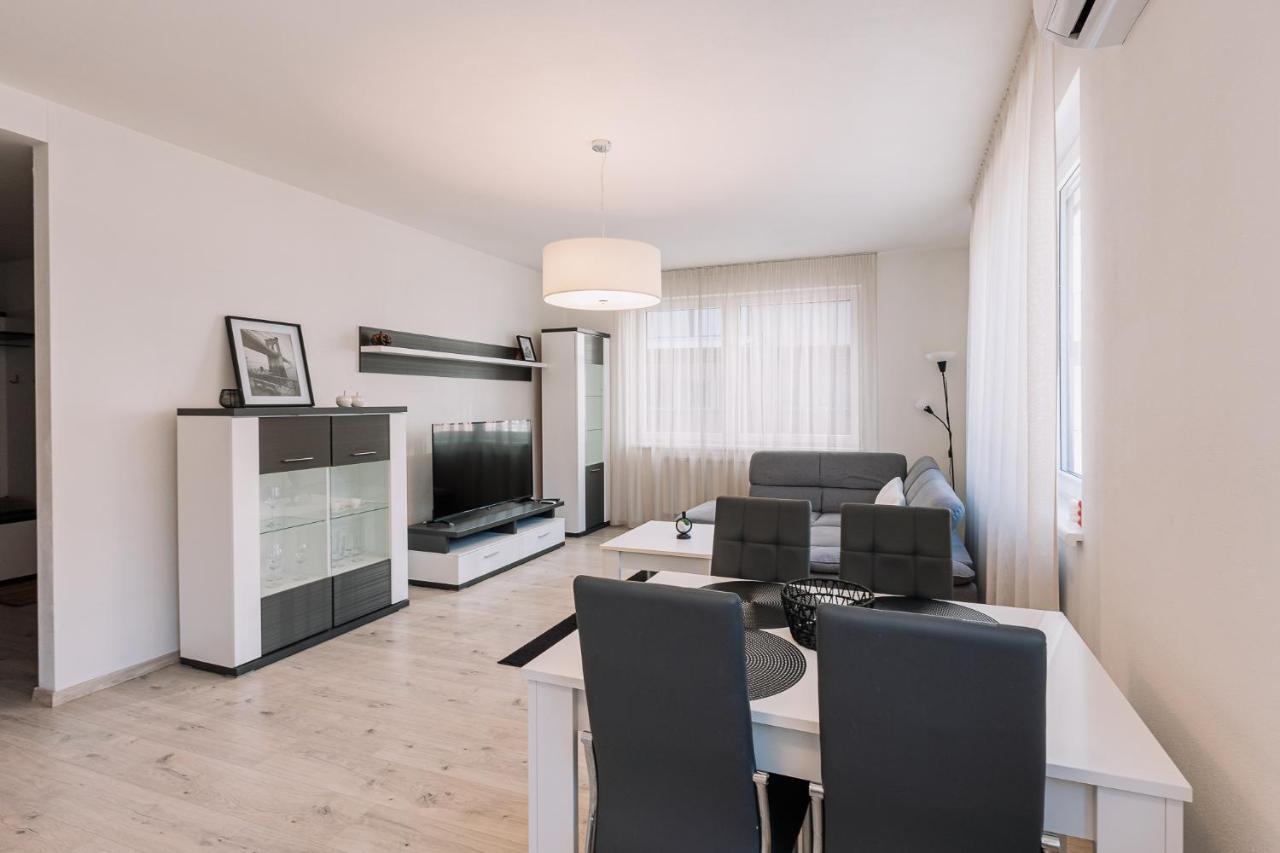 Skau 1 Old Town Family & Business Apartment Free Parking Bratislava Bagian luar foto