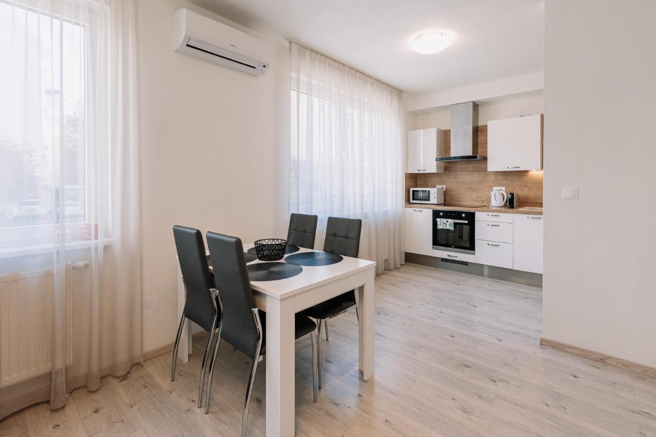Skau 1 Old Town Family & Business Apartment Free Parking Bratislava Bagian luar foto