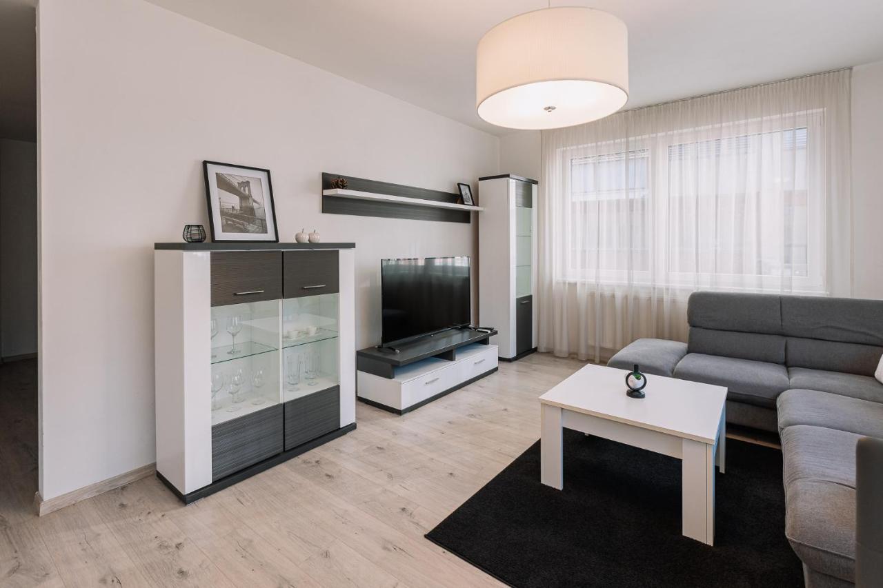Skau 1 Old Town Family & Business Apartment Free Parking Bratislava Bagian luar foto
