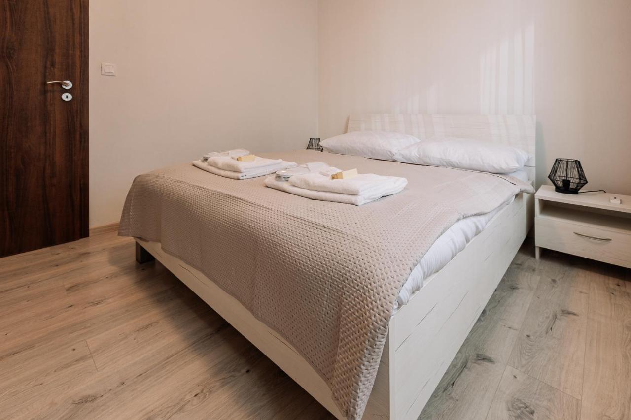 Skau 1 Old Town Family & Business Apartment Free Parking Bratislava Bagian luar foto