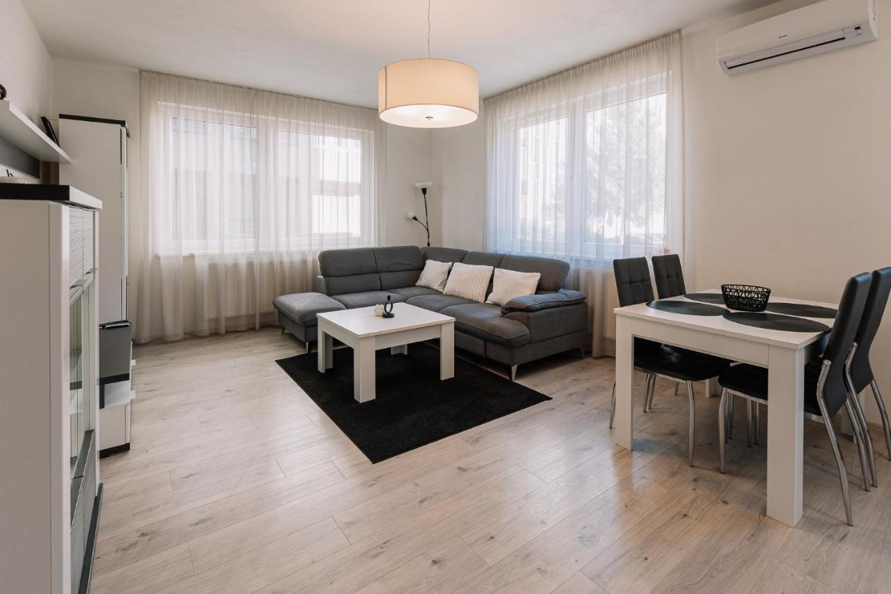 Skau 1 Old Town Family & Business Apartment Free Parking Bratislava Bagian luar foto