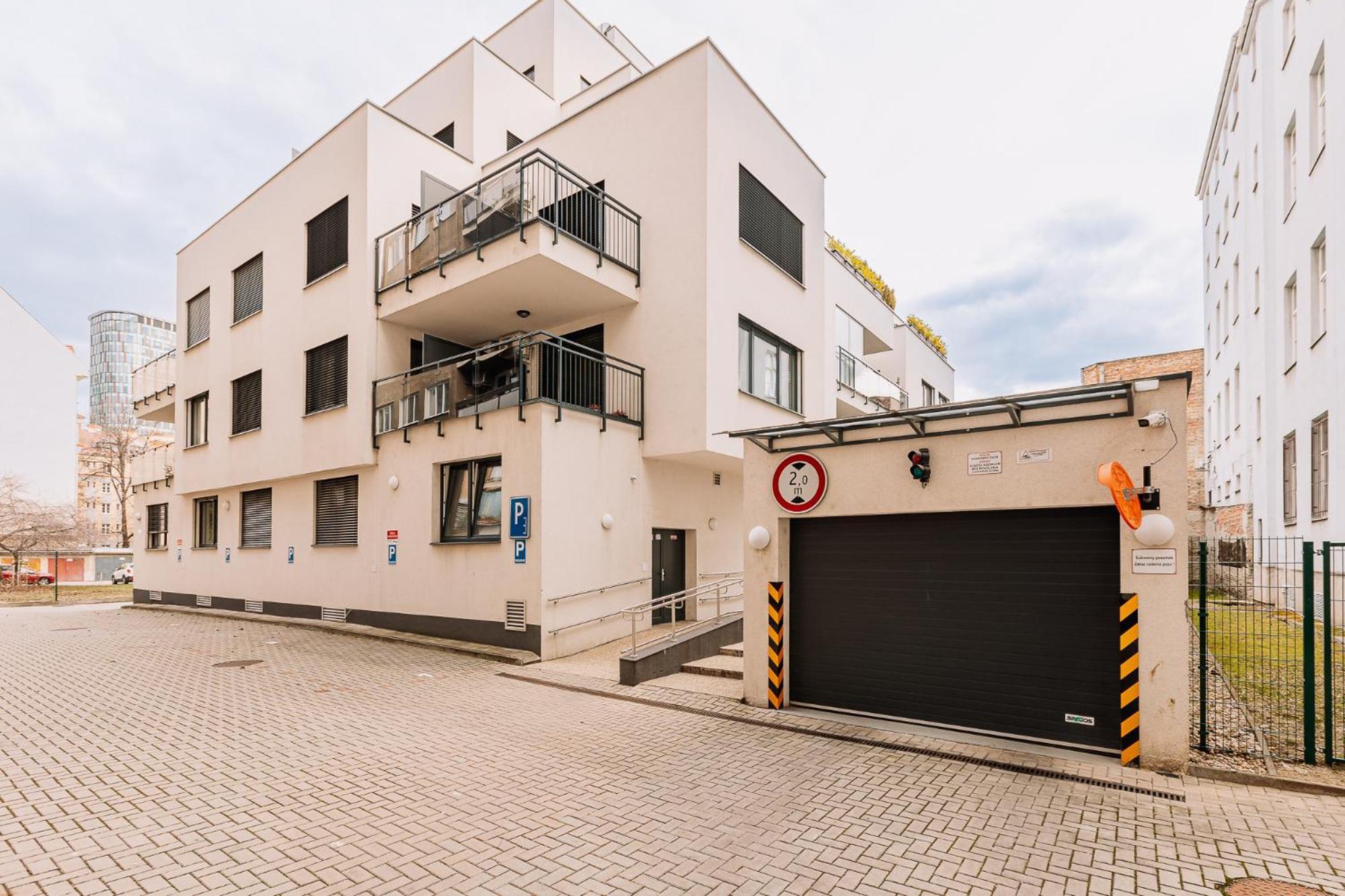 Skau 1 Old Town Family & Business Apartment Free Parking Bratislava Bagian luar foto