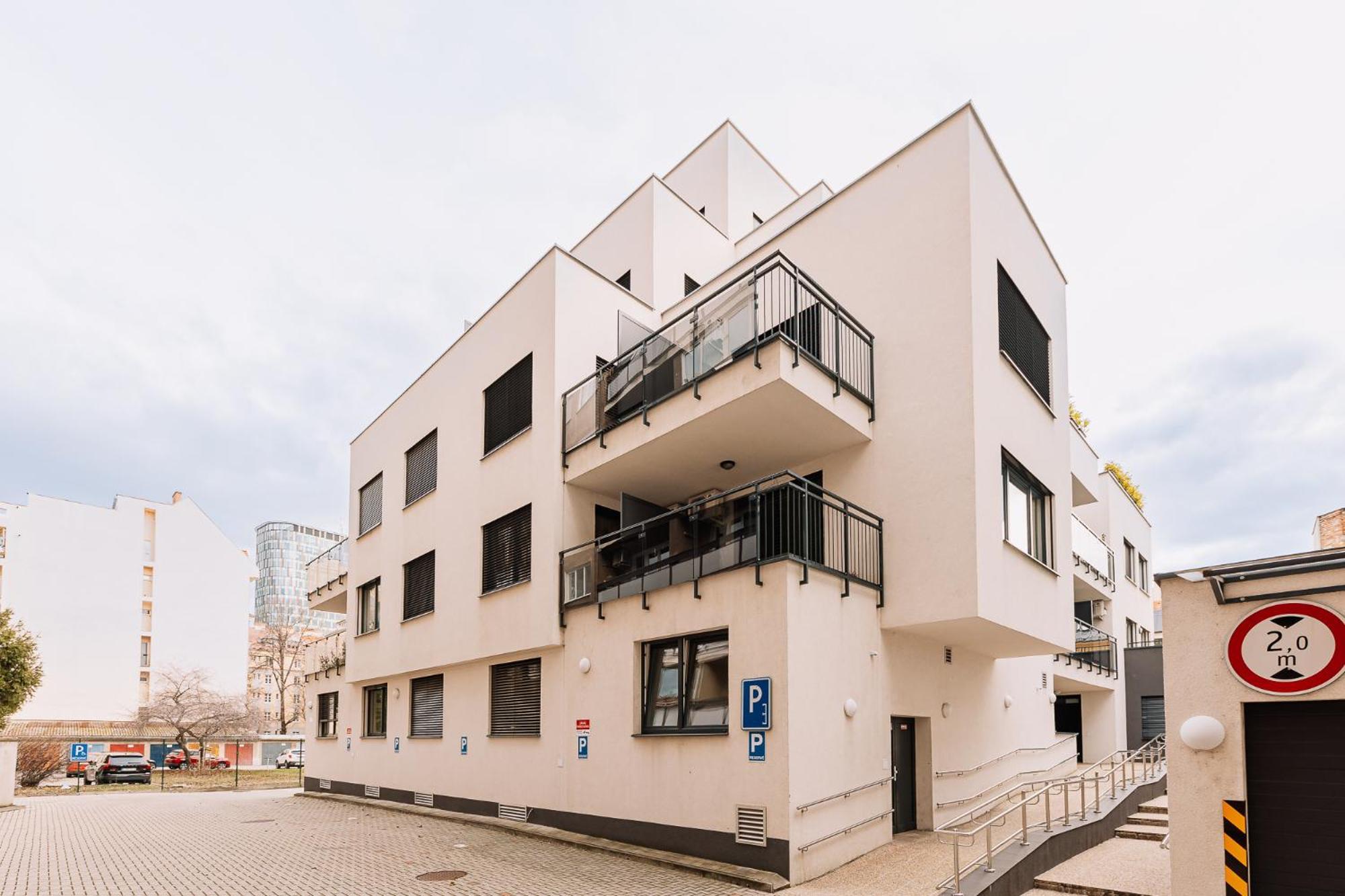 Skau 1 Old Town Family & Business Apartment Free Parking Bratislava Bagian luar foto